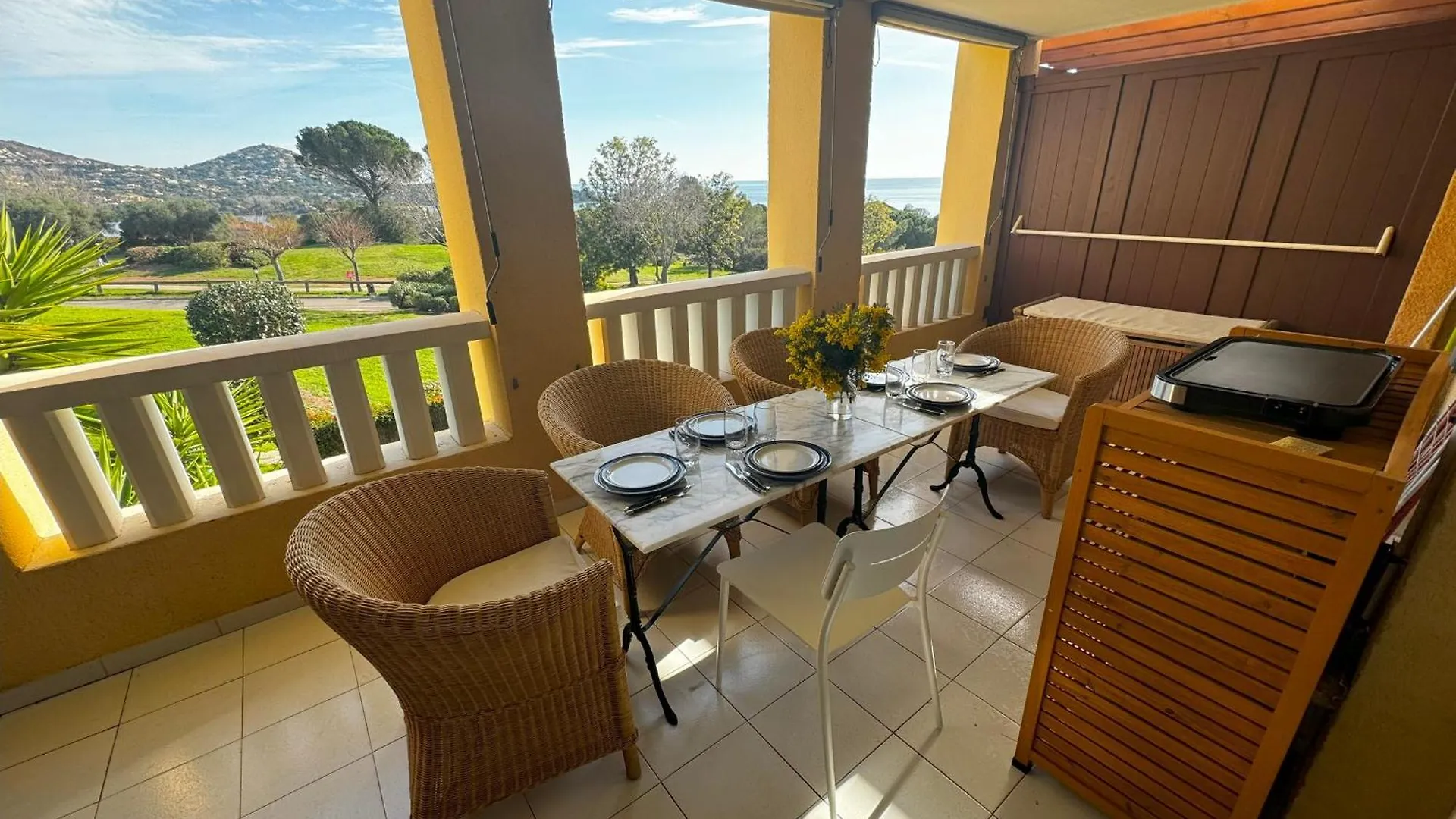 Grand Appartement Avec 2 Veritables Chambres Cap Esterel Vue Mer Et Esterel Сен-Рафаэль Апартаменты